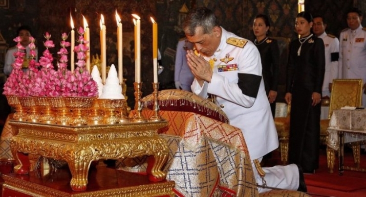 Thailands King Maha Vajiralongkorn on Sunday took part in a ceremony to mark the beginning of the three-month Buddhist rains retreat at Wat Bowonniwet Vihara Temple. From nationmultimedia.com