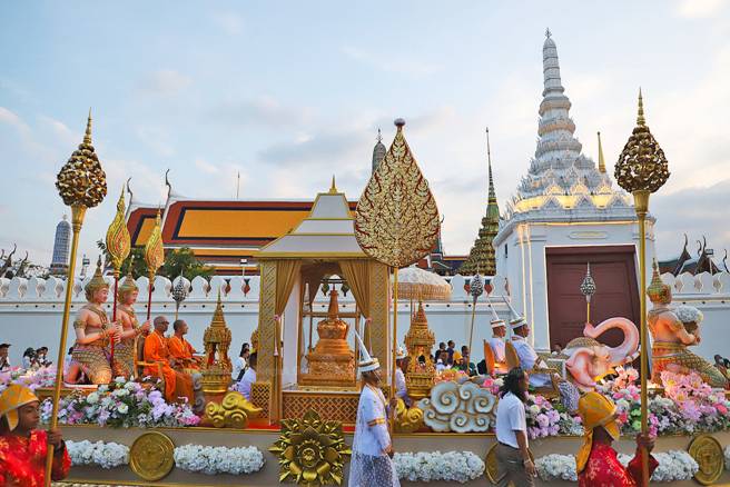 A float carrying the sacred relic of the Buddha's tooth from China makes its way into Sanam Luang where it will be enshrined for people to pay their respects from Dec 5 to Feb 14 next year. (Photo: Nutthawat Wichieanbut)